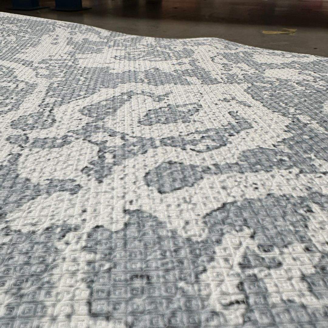 Playmat Rombos Étnicos Sage / Flor Persa Celeste · Con detalle