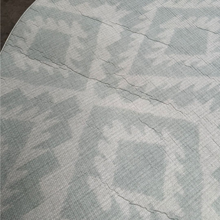 Playmat Rombos Étnicos Sage / Flor Persa Celeste · Con detalle