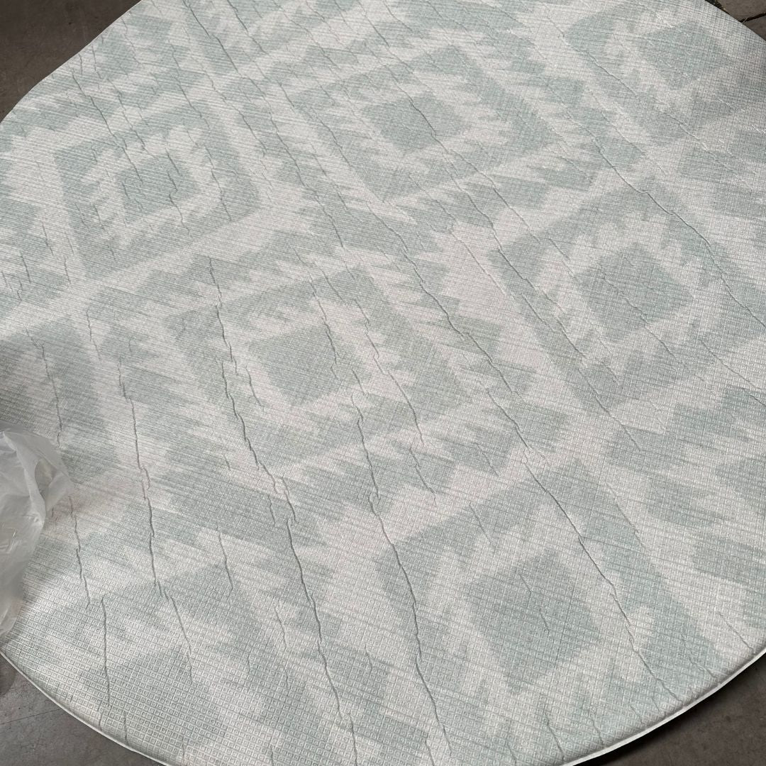 Playmat Rombos Étnicos Sage / Flor Persa Celeste · Con detalle