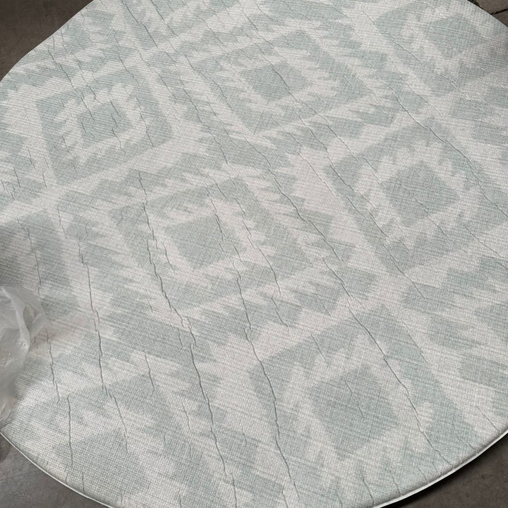 Playmat Rombos Étnicos Sage / Flor Persa Celeste · Con detalle