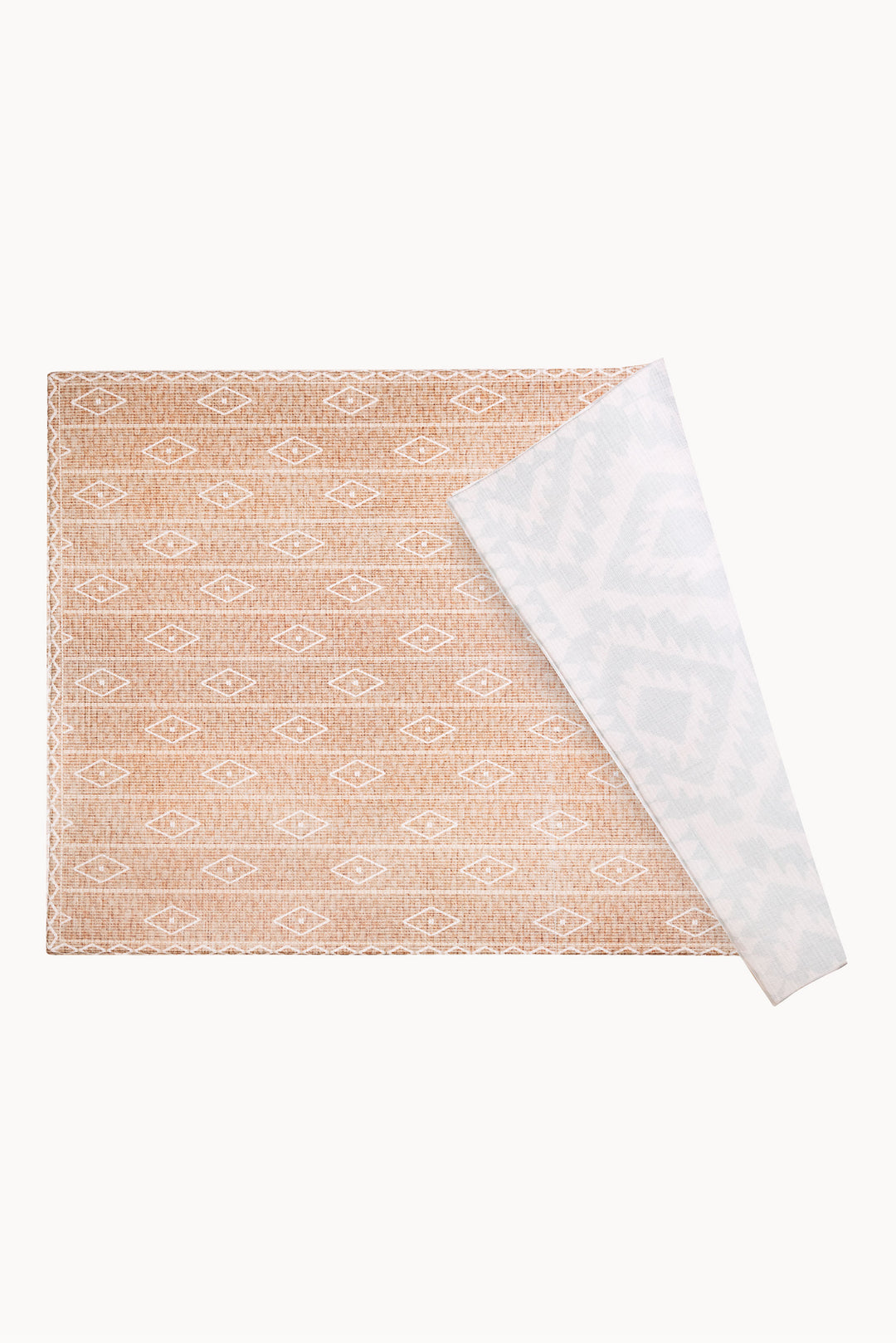 Play Mat reversible con un lado de rombos de rafia y el otro con rombos étnicos en tonos sage, fabricado en TPU duradero y resistente.