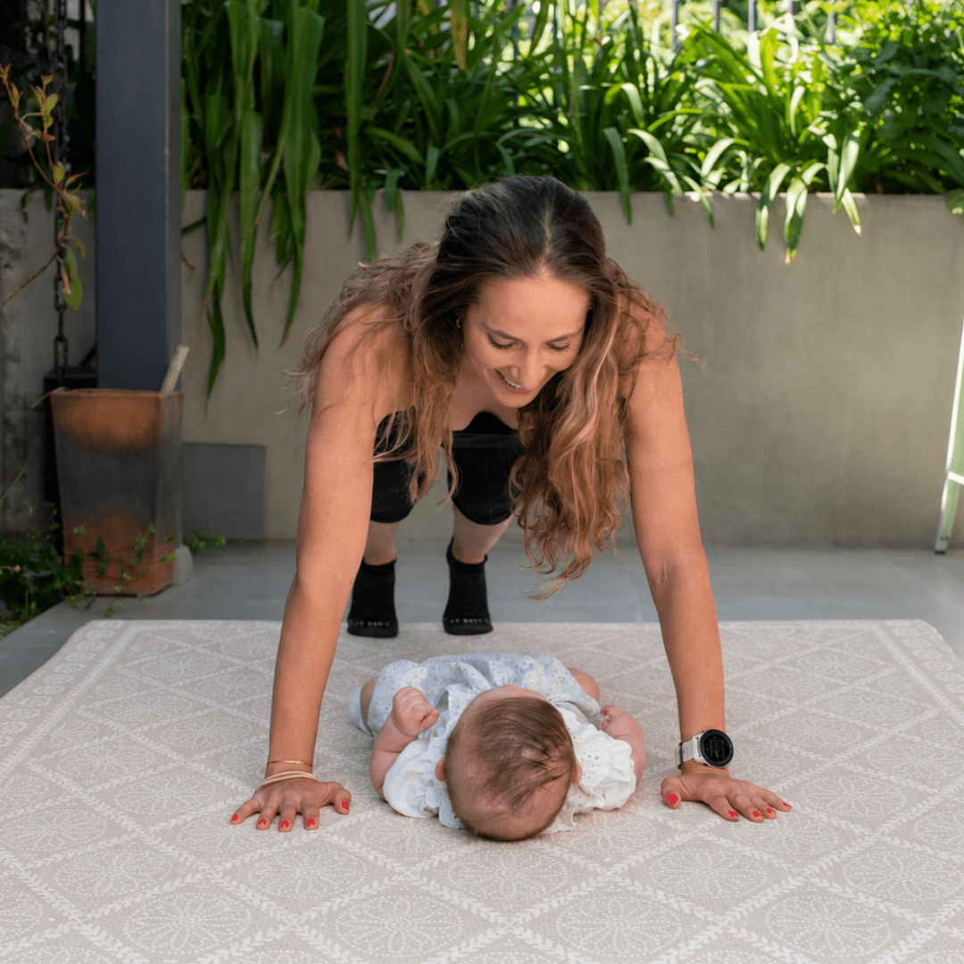 Playmat Alfombra Antigolpes Hojas y Puntos / Enredaderas Vintage Gris - Mundo Kaleido